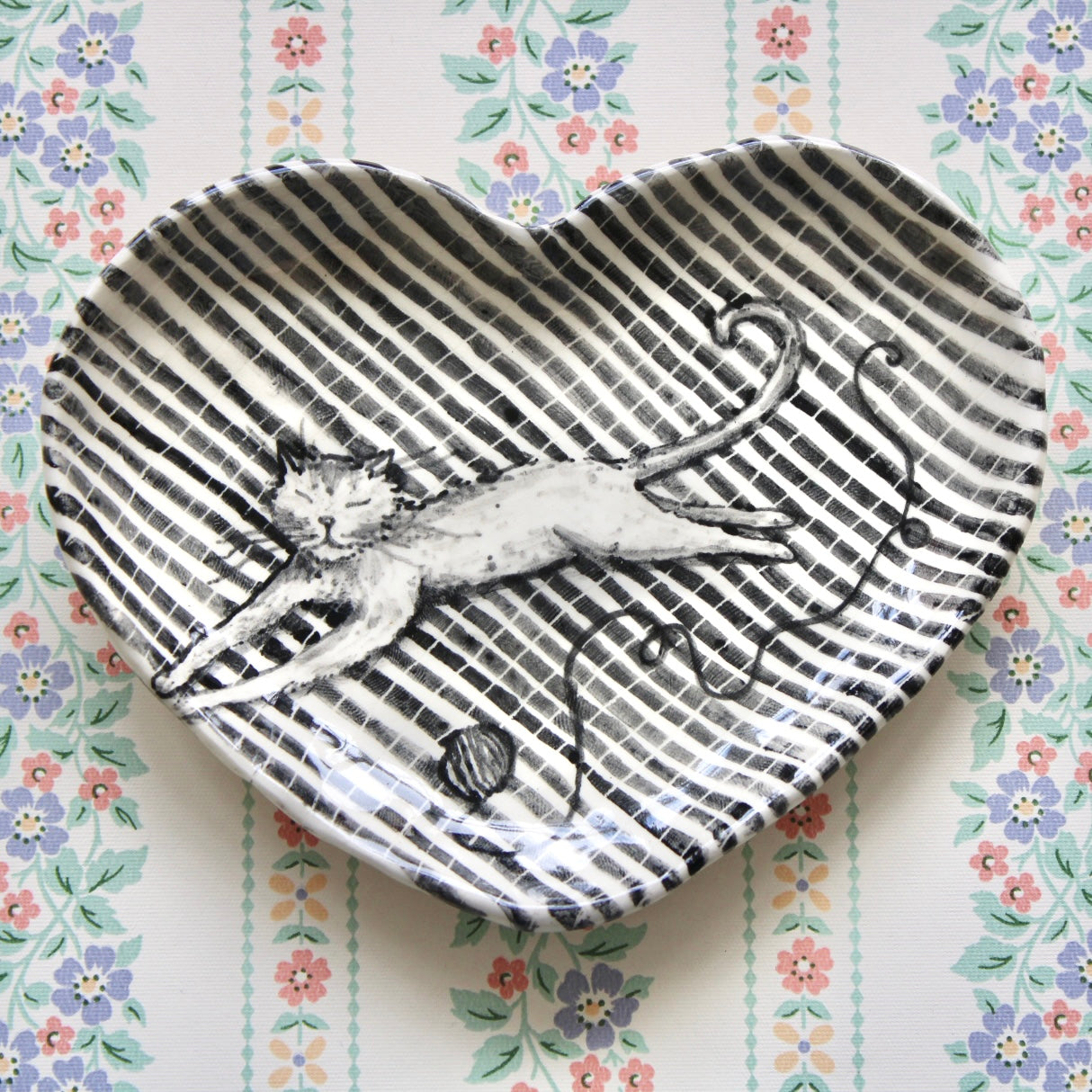 Lounging Kitty Heart Dish In Black