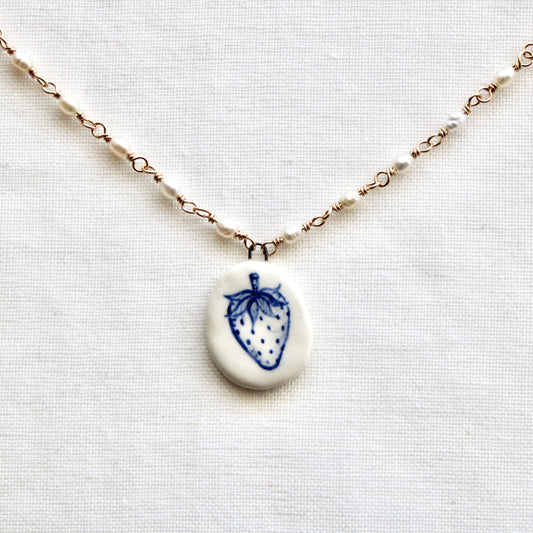 Strawberry Pearl Necklace in Gold