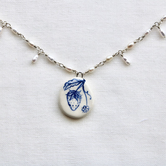 Strawberry Vine Pearl Necklace in Silver