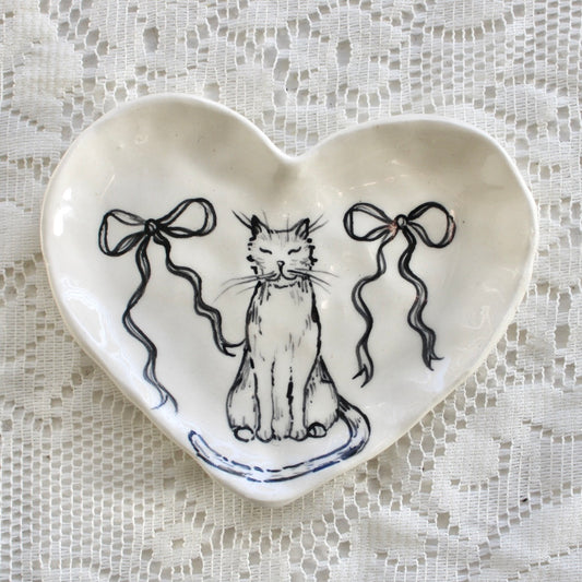 Sitting Kitty With Bows Heart Dish in Black